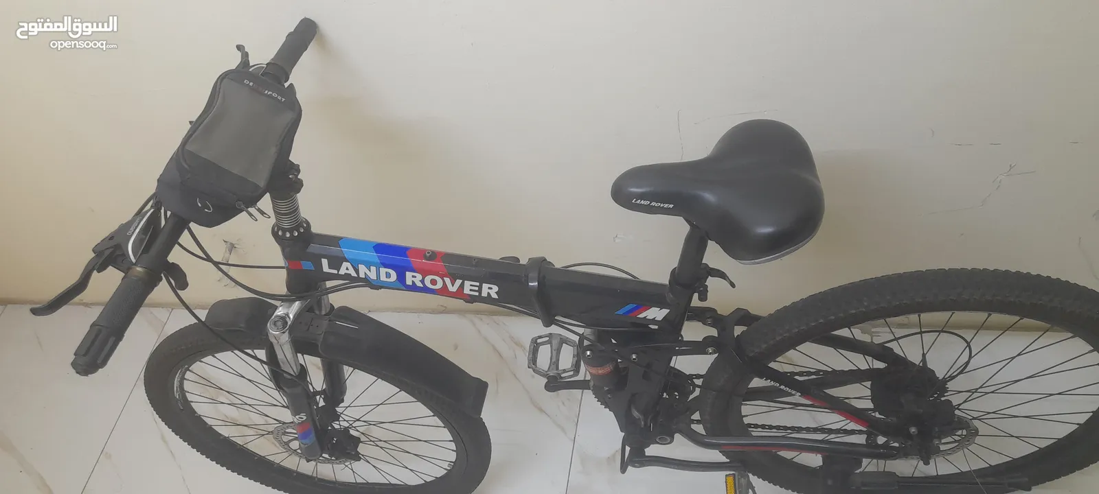 land rover cycle with helmet