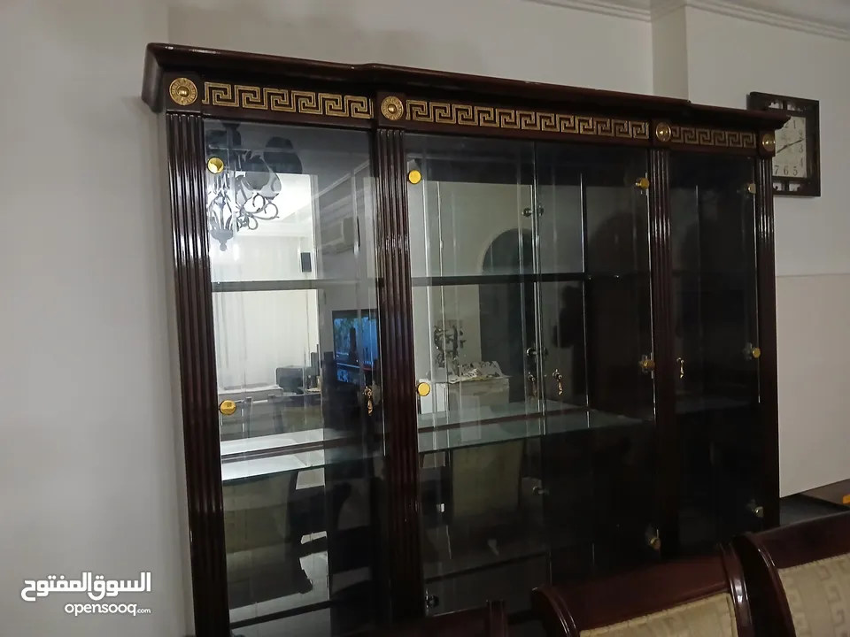 غرفة سفرة إيطالي نوع فيرساتشي مميزة شبه جديد للبيع بالسعر مميز جدا الغرفة بحالة الوكالة