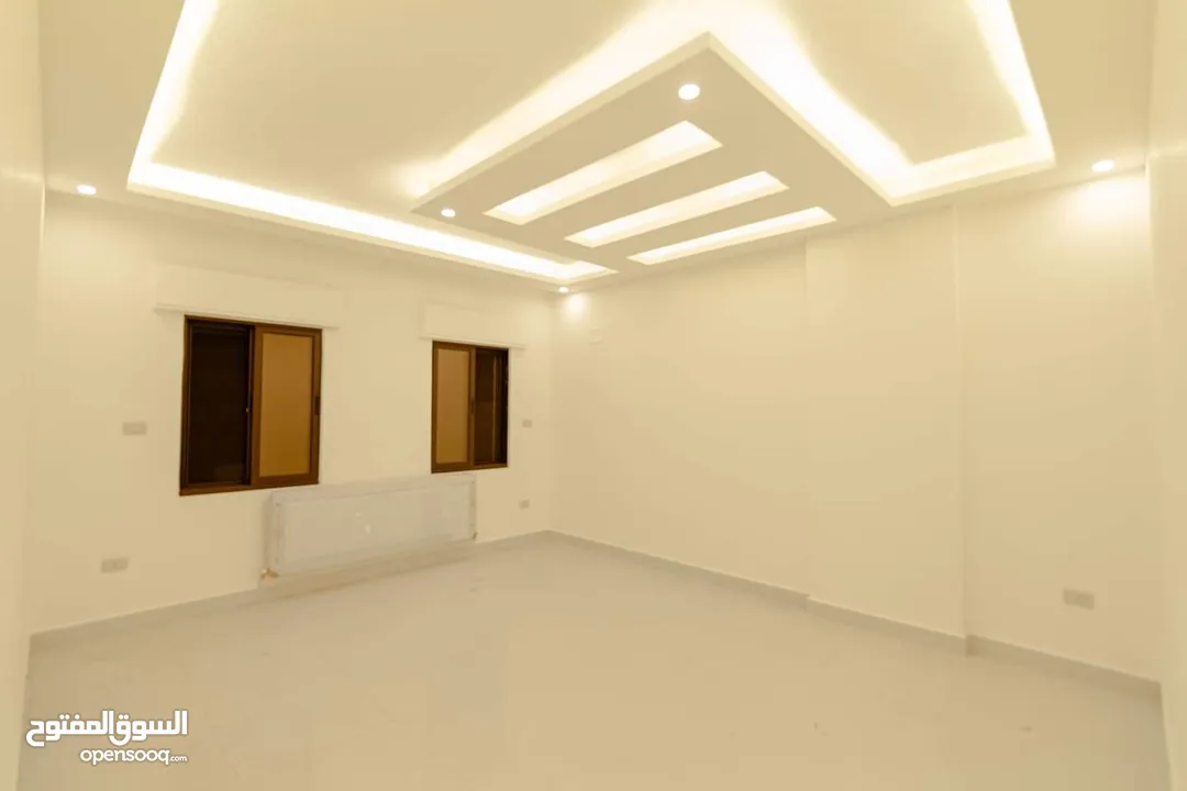 شقة للبيع طابق اول مساحة 215متر في المدينة الرياضية ضاحية الرشيد خلف مختار مول بلقرب من مجمع الروضة.