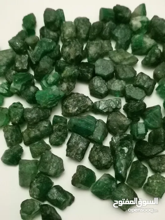 Emerelad زمرد اخضر طبيعي اصلي زامبيا سعر القيراط 100دولار.. طبيعي اصلي غير مسخن ولا معالج.  تحفه روع