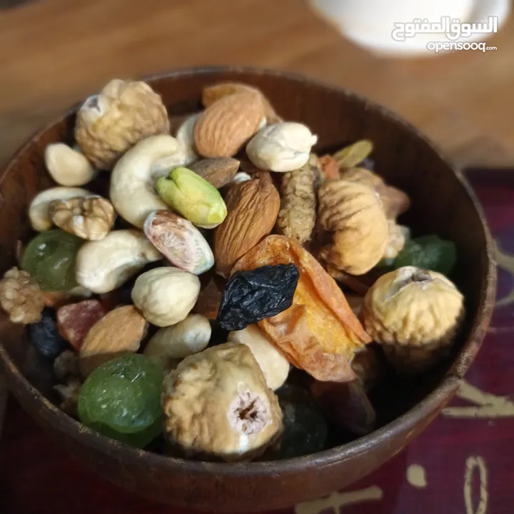 المكسرات و الفواكهة المجففه