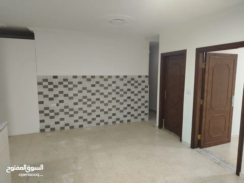 شقة فارغه للايجار 3 غرف 2 حمام و  صالون مقابل الجامعة التطبيقه شفا بدران  اطلاله رائعه حي ام زويتنه