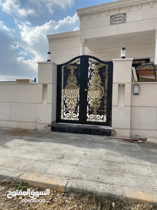 باب حديد لليزر