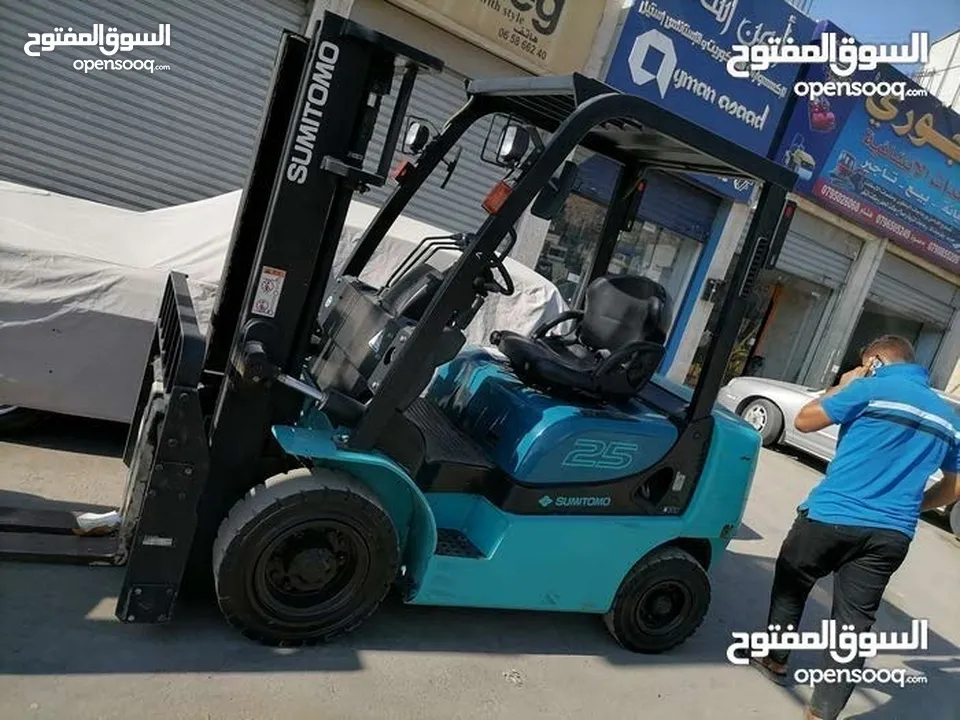خدمة تأجير رافعات شوكية مع سائق او بدون خدمة تنزيل جميع انواع البضائع تحت اشراف كادر مخصص