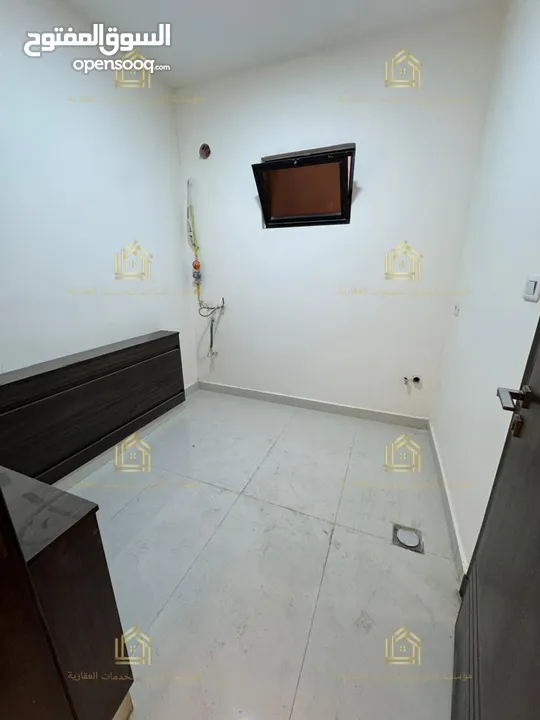 شقة فاخرة - لم تسكن - طريق المطار - 3نوم 2ماستر - 240م - بلكونتين بإطلالــــه مميزة -
