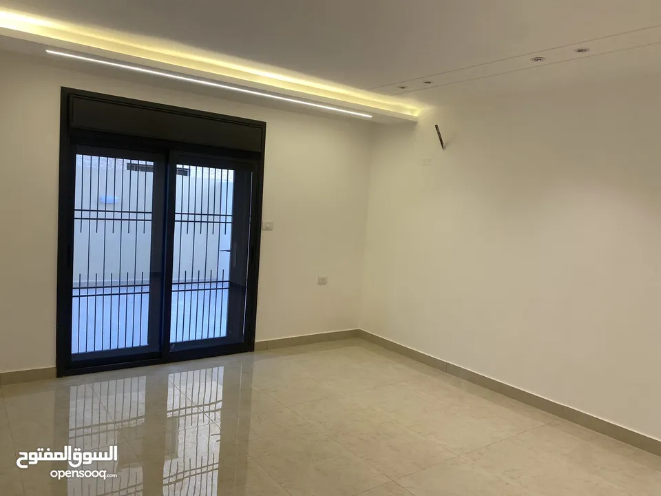 شقة مميزه وفاخره - الجبيهه- ام زويتينه-شارع الاردن - بالقرب من مدارس الرواد ومسجد سويلمين- اطلاله