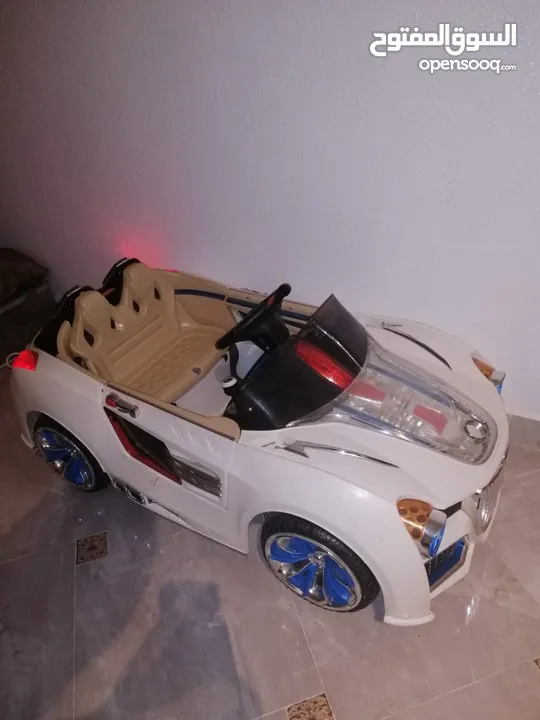 TOW SEATER KIDS CAR , RECHARGEABLE.