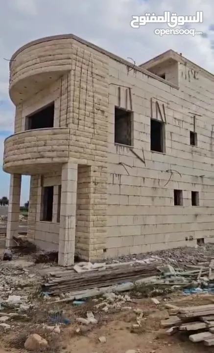 فيلا مكونة من طابقين مع بركة مع قطعة أرض للبيع