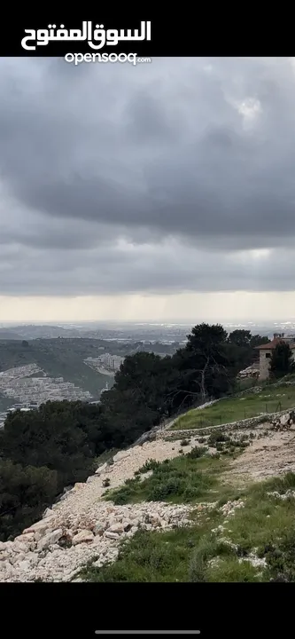 الموقع الاجمل للبناء والهدوء والاطلالة المرتفعة البانورامية فوق الاحراش.