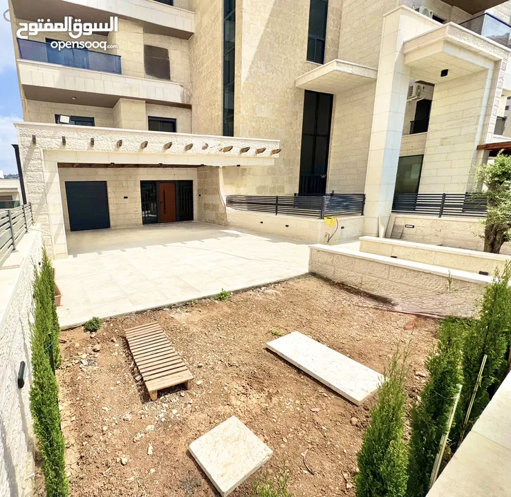 حديقة على مستوى الشارع  ومدخل خاص