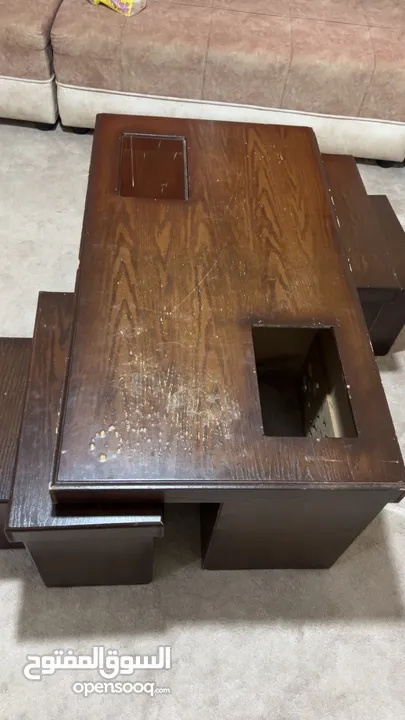 طاولة وسط مع طاولات سيرفيس