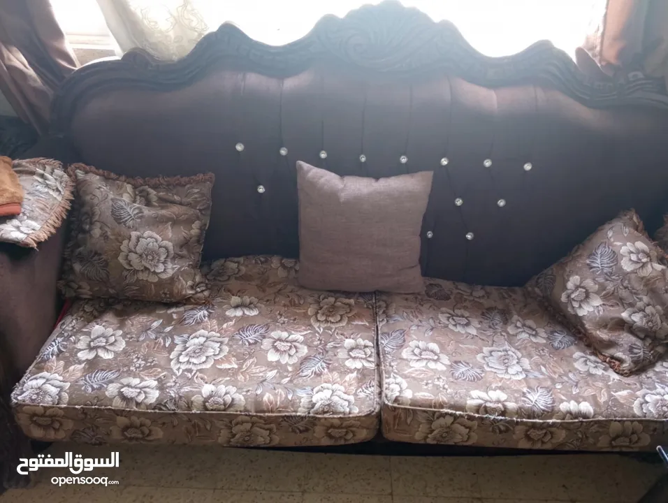 طقم كنب مع طاولات اشي مرتب