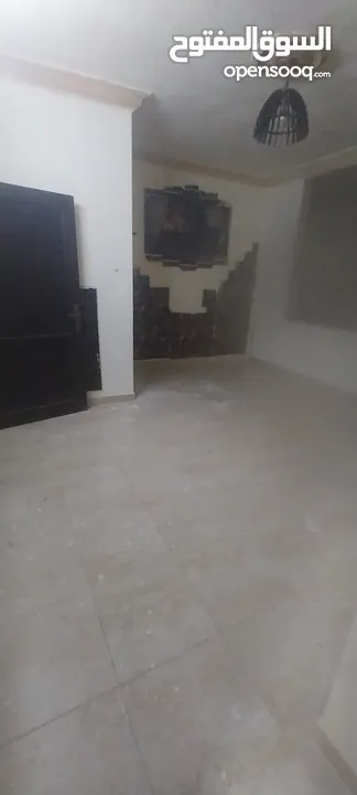 شقه سكنيه للبيع ويتوافر جميع الخدمات مثل سوبر ماركت وصيدليه وحلاق