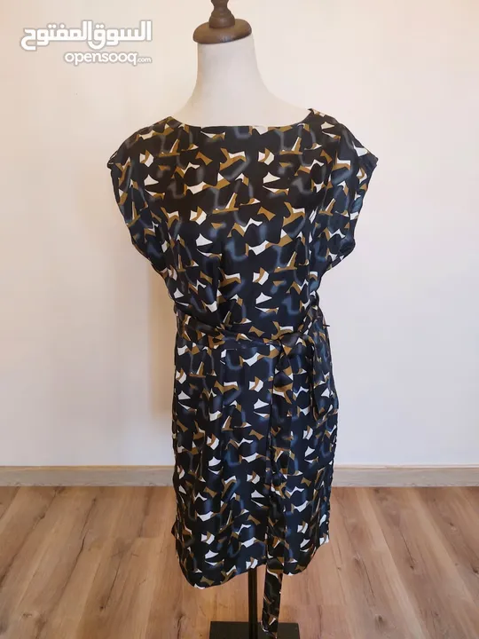 عدة فساتين جديدة و ماركات اسعارها من 10-12 دينار.