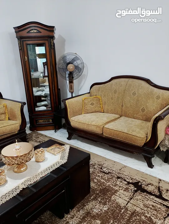طقم كنب 7مقاعد للبيع وطقم طربيزات مكون من 5طربيزات
