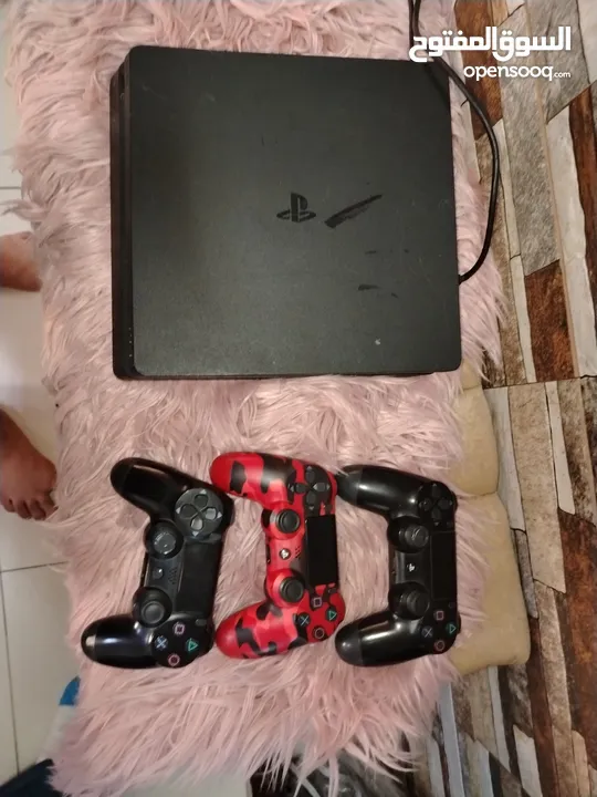 بلاستيشن 4للبيع مع ثلاث أيادي