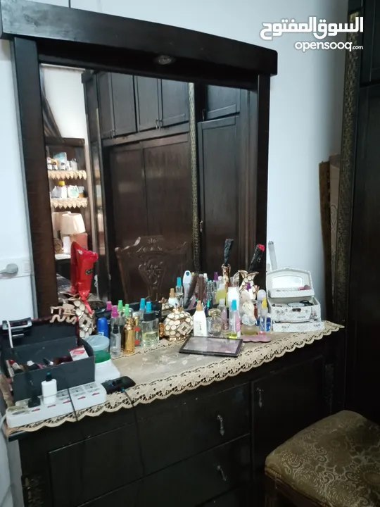 غرفة نوم بحالة ممتازة جدا استعمال عرسان نضيف للبيع بسبب السفر للبيع من دون فرشة تخت