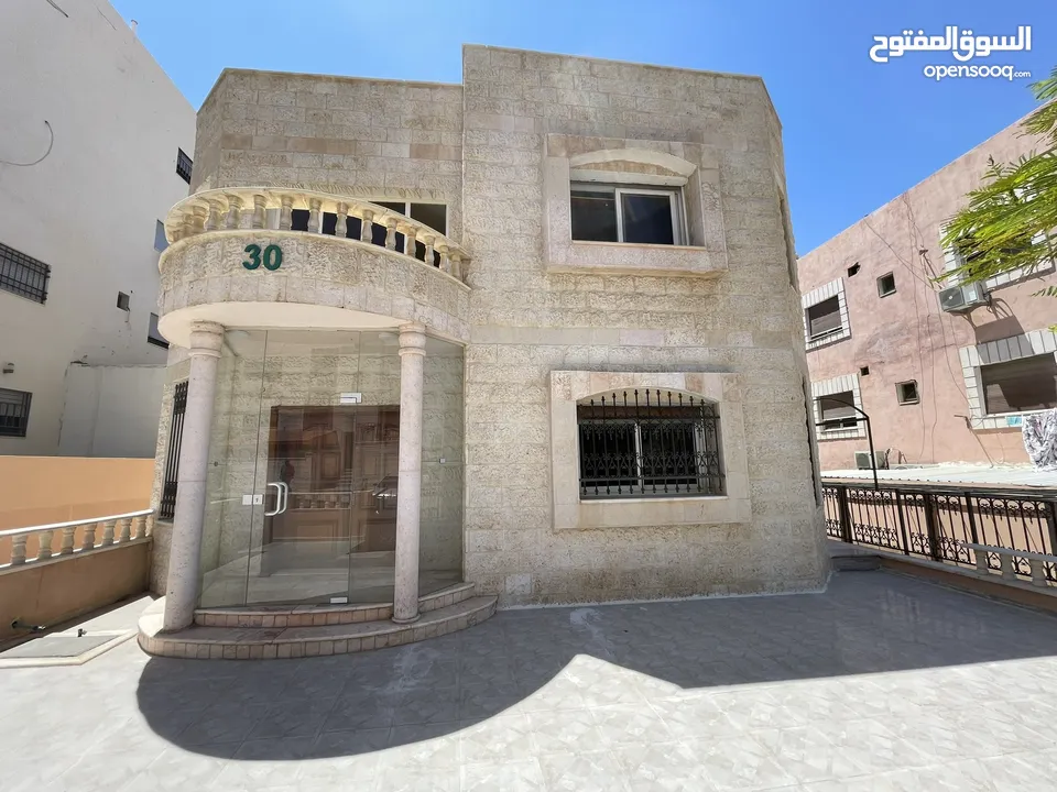 عمارة للبيع فل عقبة تاسعة جمعيات شقتين كل شقة 200 متر+ تسوية 80 متر بسعر مغري مساحة الارض 476