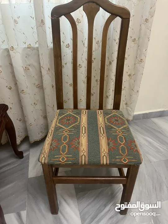 أثاث غرفة جلوس مع سفرة