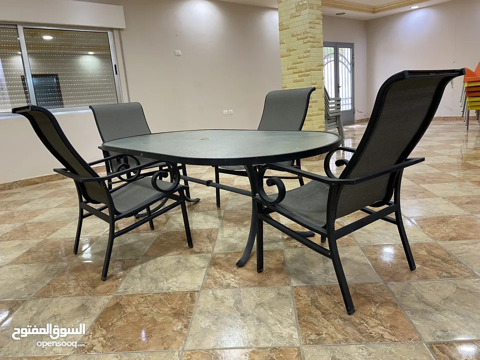 طاولة قزاز خارجية مع اربع كراسي