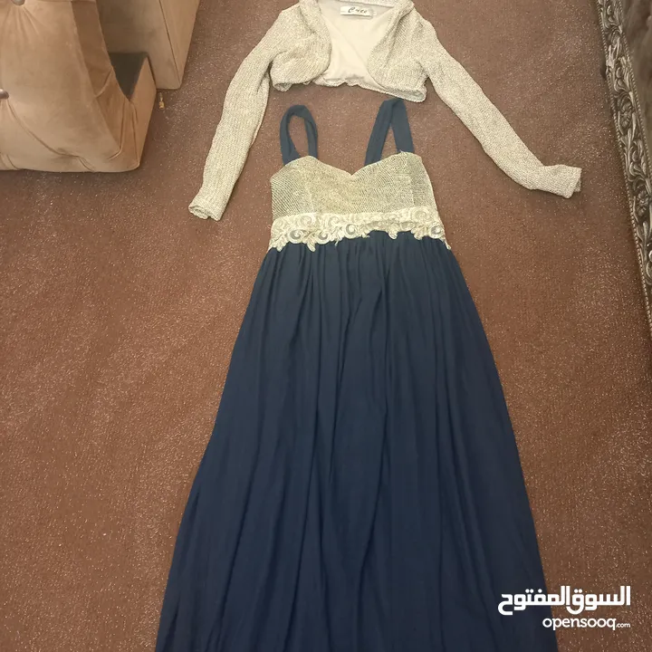 ملابس للبيع بسعر حررررق بحال الوكاله يتوفر  بلاطين جينز ،،،فساتين  شيفون ،، بلايز  مقاس 40,,,,42