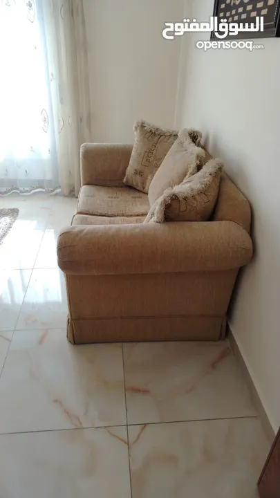 طقم كنب 7 مقاعد  مستعمل بحالة جيدة بسعر مغري
