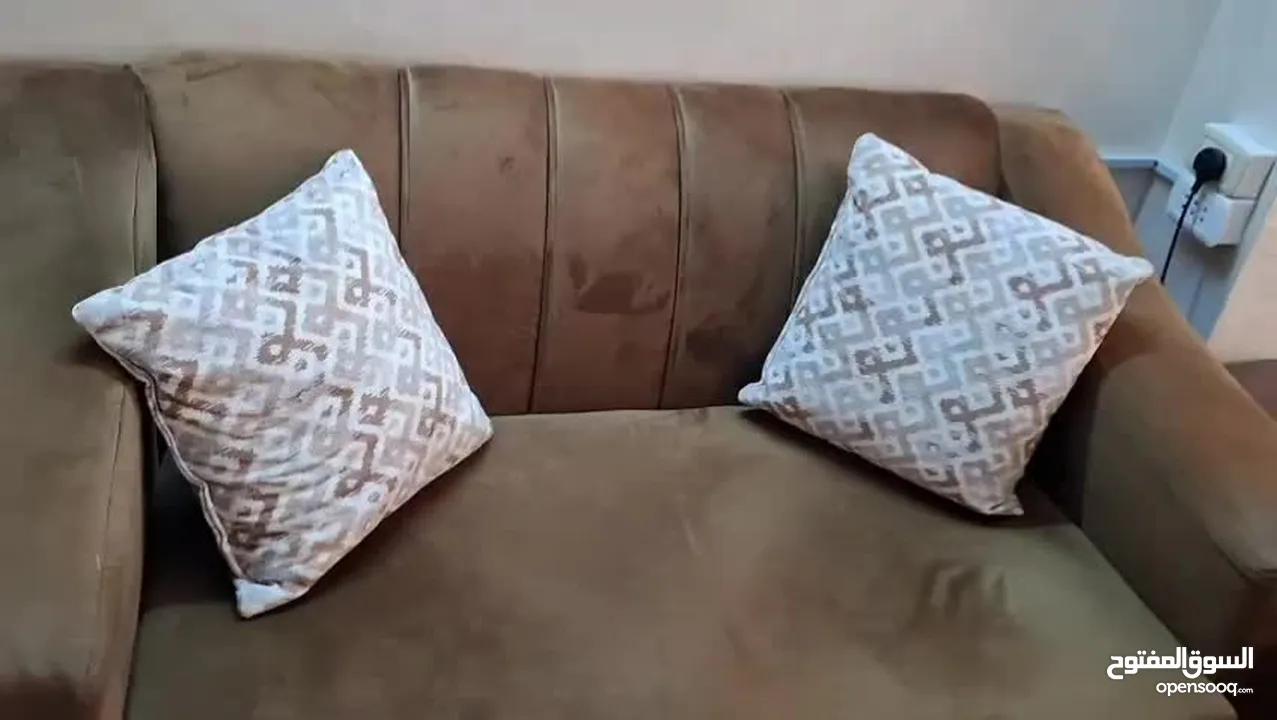 طقم كنب 7 مقاعد بحالة جيدة