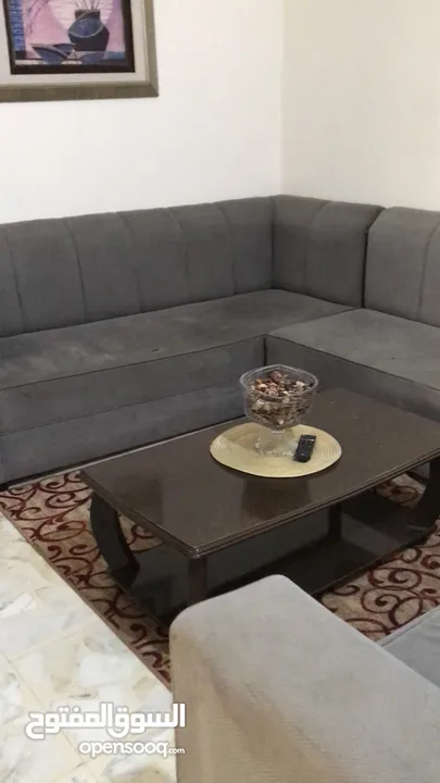 طقم كنب للبيع مع الطاولة الموقع شارع المدينة المنورة خلف سامح مول ، للبيع مستعمل