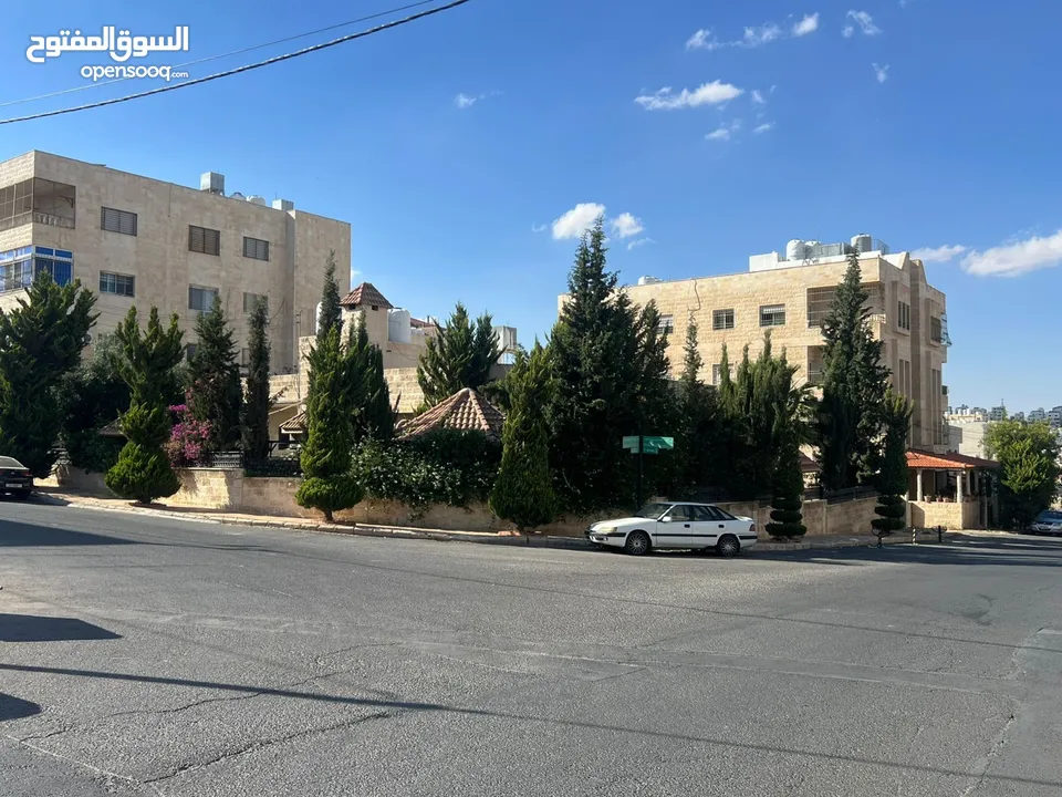بيت مستقل للبيت يحتوى على 3 شقق
