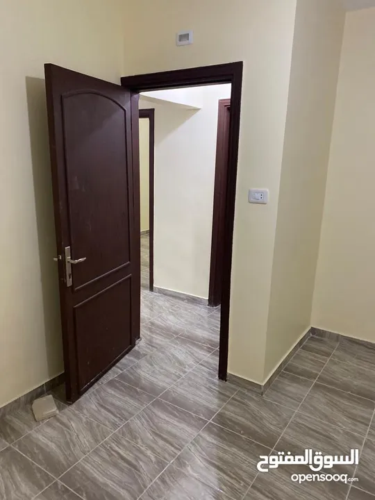 شقه مفروشه طابق ارضي مجهزة بالكامل غرفتين نوم وصاله ومطبخ وحمام وبرندة  شارع الجامعه طلاب اوطالبات