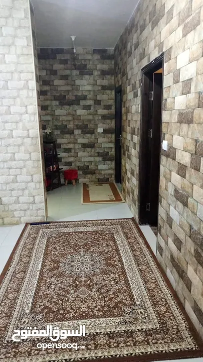 سقف مع شقتين مع محل تجاري