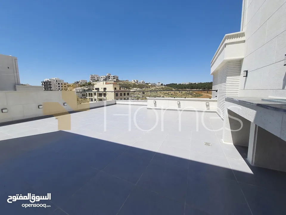 روف طابقي باطلالة عالية للبيع في طريق المطار بمساحة بناء اجمالية 391م