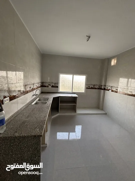 بيت طابقين للبيع في الحي الغربي  طابق ارضي بناء من 10الى 16 سنة  طابق اول بناء قبل 3شهور فقط