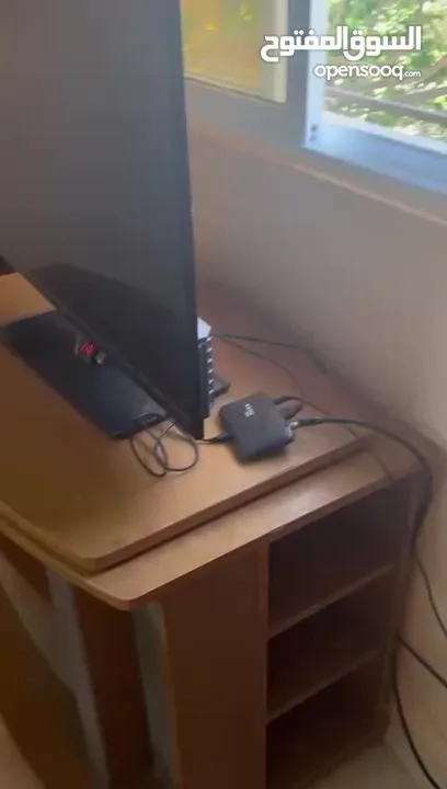 طاوله شاشه شبه جديده قاعده متحركه
