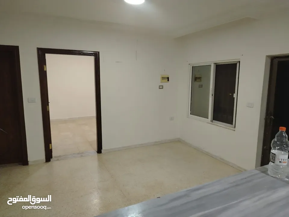 شقة فارغه للايجار 3 غرف 2 حمام و  صالون مقابل الجامعة التطبيقه شفا بدران  اطلاله رائعه حي ام زويتنه