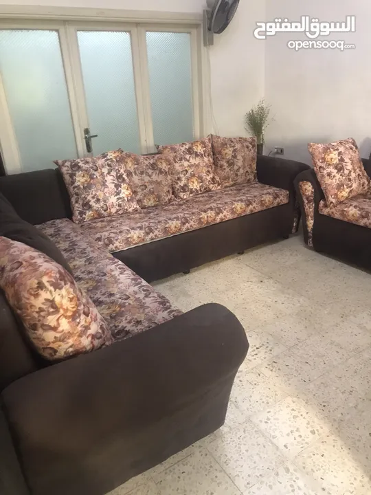 طقم كنب قطعتين كبار وقطعة ثنائية نظيف بحالة ممتازة