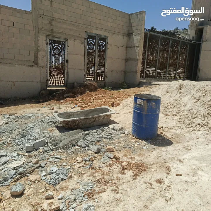 للبيع في عابود شاليه مساحة واسعة