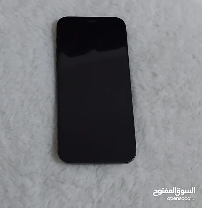 iPhone 12حالة فوق الممتازة +شاحن + العلبة استعمال خفيف جدا