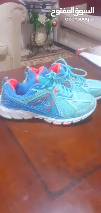 FiLA  مريح جدا جدا بحالة الوكالة ملبوس 4 ايام العيد مقاس 40