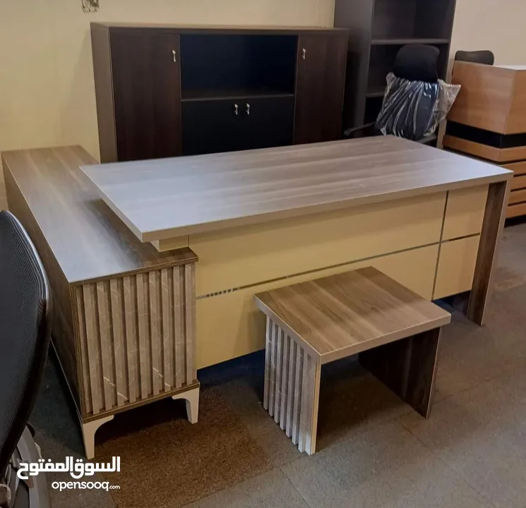 مكتب مدير مع جانبية ادراج وطاولة عرض مميز من لامينيت للأثاث المكتبي توصيل مجاني داخل عمان