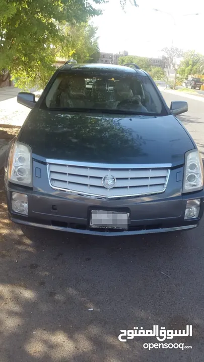 سيارة كاديلاك نوع SRX موديل 2006 بحالة جيدة جداً تتميز بداخلية نظيفة جداً