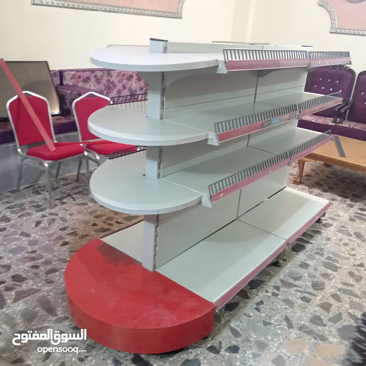 رفوف وسط سوبرماركات
