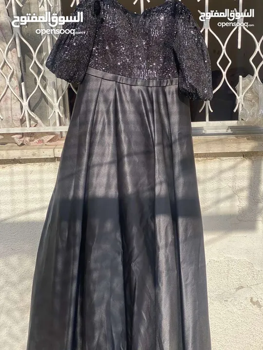 فستان اسود طويل ملوكي للبيع
