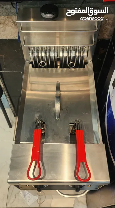 معدات مطعم برجر شبه جديد