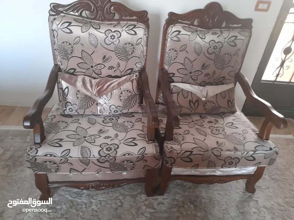 طقم كنب تسع مقاعد مع طاولة وسط استخدام بسيط
