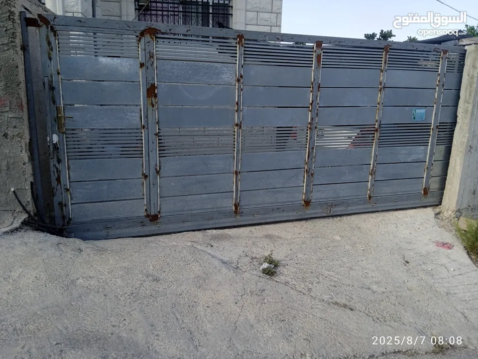 بوابة حديقة او منزل جديدة غيرر مدهونة
