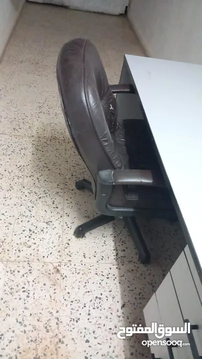 مكتب مستعمل نظيف جدا مع كرسي للبيع بسعر مغررري