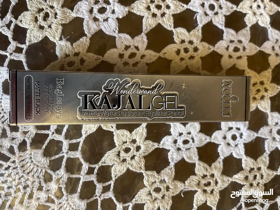 احذية جديدة غير ملبوسة وملابس
