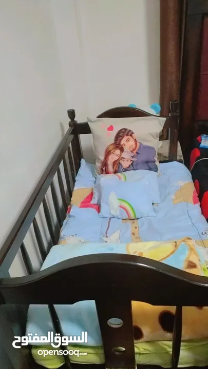 سرير طفل مع اغراضه