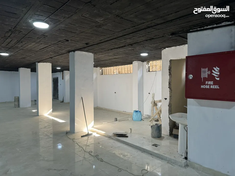 تسوية تجارية للإيجار مساحة 400 متر على شارع اربد الحصن الرئيسي بجانب كازية عاشور